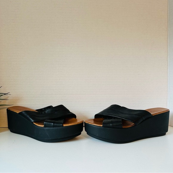 VINCE CAMUTO Black Leather Platform Slides Sandals - Picture 4 of 7